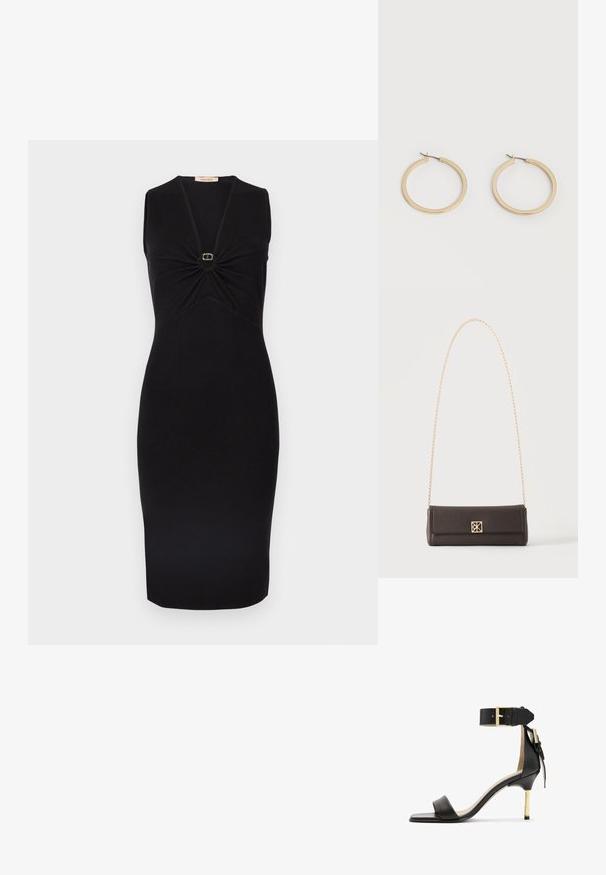Vestido negro sin mangas con escote en V y detalle fruncido en el busto, con un pequeño adorno circular dorado en el centro. Silueta ajustada.; Sándal de tacón de cuero negro con punta cuadrada, correa en el tobillo con hebilla dorada y un tacón metálico esbelto. Textura suave, diseño minimalista.; Bolso rectangular de cuero marrón oscuro con asa de cadena dorada y un pequeño broche dorado cuadrado en el centro delantero.; Par de pendientes de aro de tamaño mediano con tono dorado y cierre de bisagra sobre un fondo claro y liso.