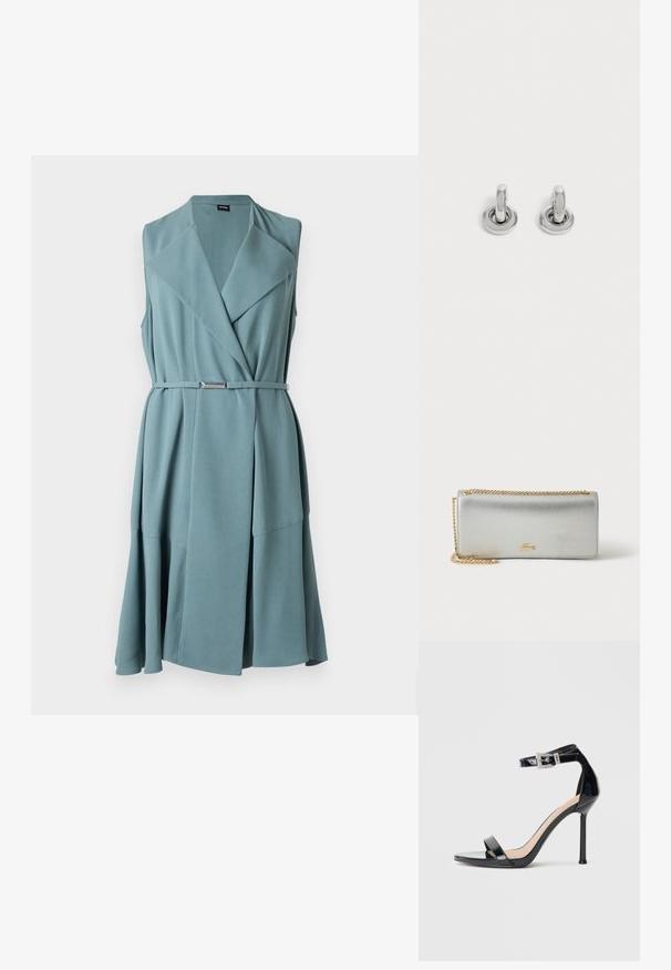 Robe sans manches couleur sarcelle avec un col châle, une taille ceinturée ornée d'un accent métallique, et une jupe évasée fluide à poches latérales.; Sandale à talon haut en cuir verni noir avec bride à la cheville. Présente un design minimaliste, un bout ouvert et une boucle ornée de strass.; Sac pochette en cuir texturé argent avec une bandoulière chaîne dorée et un petit logo crocodile doré au centre avant.; Paire de petites boucles d'oreilles créoles argentées brillantes avec une base ronde, présentées sur un fond clair uni.