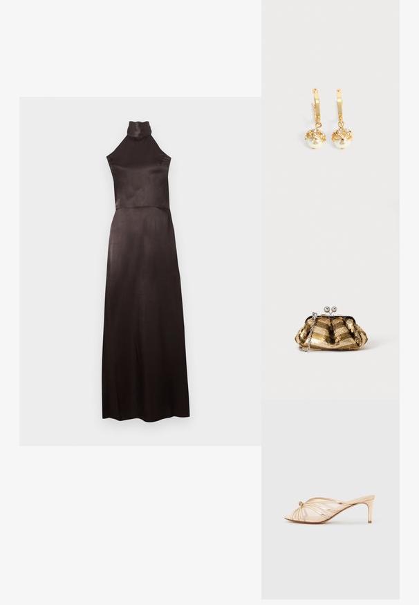 Mouwloze zwarte jurk met hoogsluitende hals van glad satijn. Vloerlengte ontwerp met een aansluitend lijfje en een vloeiende rok. Minimale details.; Open-toe, metallic gouden mule sandaal met een slanke, middelhoog hakje en dunne, gekruiste bandjes op een neutrale achtergrond.; Kleine gouden pailletten clutch met een zilveren gesp en een korte zilveren kettinghengsel op een effen lichte achtergrond.; Gouden oorringen met hangende witte parels omhuld met goud en kleine heldere kristallen op een effen lichte achtergrond.