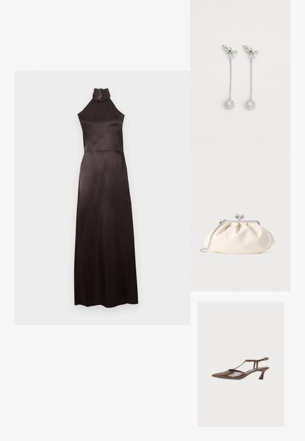 Mouwloze zwarte jurk met hoogsluitende hals van glad satijn. Vloerlengte ontwerp met een aansluitend lijfje en een vloeiende rok. Minimale details.; Bruine lakleren slingback pump met spitse neus, T-strap, kleine gekromde hak en enkelgesp op effen achtergrond.; Crèmekleurige stoffen clutch met een geplooid ontwerp, een zilverkleurig metalen frame, twee decoratieve balletjes en een zilveren kettingriem.; Zilveren druppeloorbellen met dunne kettingen en ronde hangers bezaaid met rhinestones, voorzien van transparante plastic achterkanten voor geperforeerde oren.