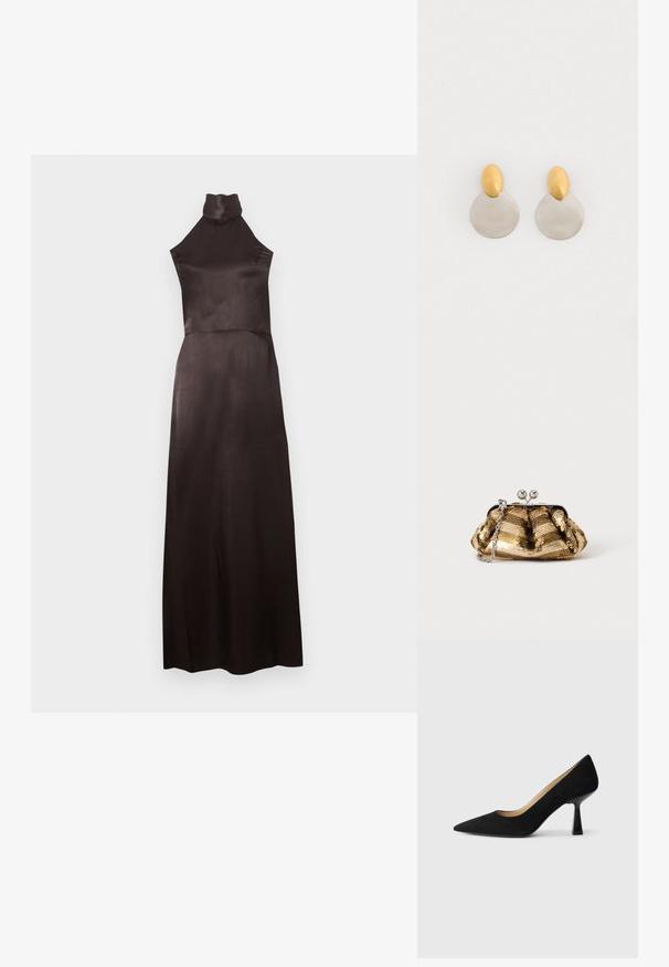 Robe noire sans manches à col montant en satin lisse. Modèle longueur au sol avec un corsage ajusté et une jupe fluide. Détails minimalistes.; Pompe à talons hauts en suède noir avec un bout pointu, dotée d'un talon bloc noir brillant et d'une doublure intérieure lisse.; Petit sac pochette doré à sequins avec un fermoir argenté et une courte chaîne argentée sur un fond clair uni.; Boucles d'oreilles en métal doré et argenté avec une base en disque rond et une pièce supérieure ovale, texture lisse et finition polie.