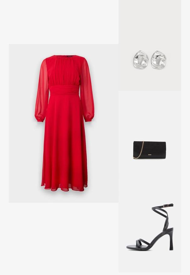 Rode chiffon jurk met lange, doorzichtige mouwen, geplooide lijfje en een vloeiende A-lijn silhouet. Zachte textuur en enkellange ontwerp.; Zwarte sandalen met hoge hak en elegant ontwerp, voorzien van twee smalle bandjes over de tenen en een gekruist enkelbandje met gespsluiting.; Zwarte clutch tas gemaakt van suede met een textuurafwerking, voorzien van een gouden schouderband en een strakke, hoekige vorm.; Zilveren abstracte studs met een gepolijste afwerking, met gladde rondingen en subtiele contouren. Geen zichtbare patronen of accenten.