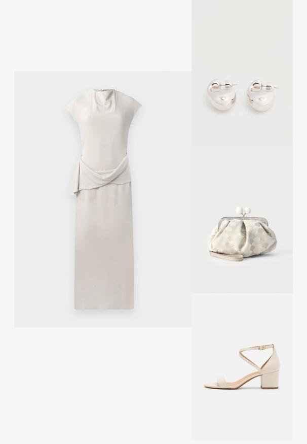 Slank, ærmeløs kjole i blødt beige stof. Har en draperet talje og en glat, lige silhuet. Lynlås lukning i ryggen.; Beige blokhælede sandaler med et minimalistisk design, åben tå og justerbar ankelrem med en guldbelsningsdetalje. Glat tekstur.; Lille beige clutch- taske med tekstureret prikket stof, sølvramme, rund hvid lukning og aftagelig håndledsrem på ensfarvet baggrund.; Par af skinnende sølv store øreringe med lukning på bagsiden mod en ensfarvet hvid baggrund.