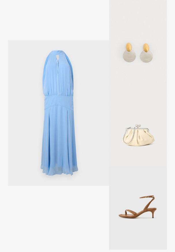Φόρεμα μάξι σε ανοιχτό γαλάζιο, με halter neck, σμιλευμένο μπούστο με πιέτες, ντεκολτέ με άνοιγμα δέσιμο σε φιόγκο, εφαρμοστή μέση και αέρινη φούστα με πιέτες.; Καφέ δερμάτινο σανδάλι με λουράκια, χαμηλό τακούνι τύπου kitten και λουράκι στον αστράγαλο με μικρή αγκράφα, απεικονισμένο από πλάγια σε απλό φόντο.; Πτυχωτό μπεζ δερμάτινο τσαντάκι με ασημένιο μεταλλικό πλαίσιο, διαθέτοντας δύο στρογγυλούς διακοσμητικούς κλειστές και μια ασημένια αλυσίδα.; Χρυσά και ασημένια σκουλαρίκια από μέταλλο, με στρογγυλή βάση δίσκου και οβάλ κομμάτι στην κορυφή, λεία υφή και γυαλιστερή φινίρισμα.