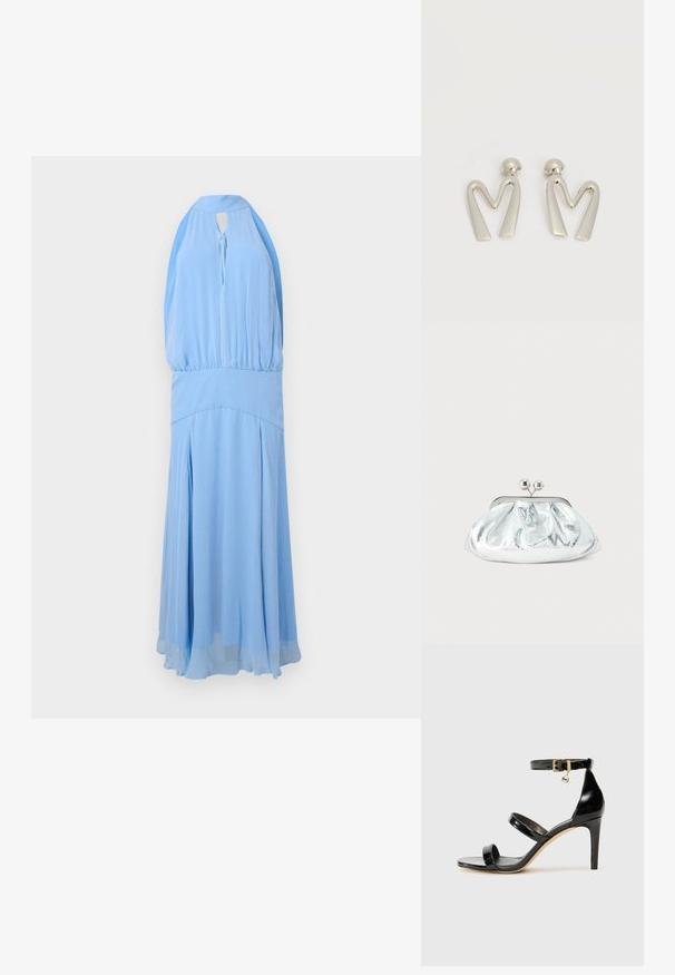 Φόρεμα μάξι σε ανοιχτό γαλάζιο, με halter neck, σμιλευμένο μπούστο με πιέτες, ντεκολτέ με άνοιγμα δέσιμο σε φιόγκο, εφαρμοστή μέση και αέρινη φούστα με πιέτες.; Μαύρη λουστρίνι σανδάλι με τρεις λωρίδες, πόρπη στον αστράγαλο και τακούνι στιλέτο 10 εκ. Διαθέτει χρυσά μεταλλικά στοιχεία και λογότυπο.; Μικρό ασημί μεταλλικό τσαντάκι φάκελος με στρογγυλεμένο, ραμμένο σχέδιο και κούμπωμα με δύο ασημένιες σφαίρες.; Ζευγάρι ασημί μεταλλικά σκουλαρίκια σε σχήμα γωνιώδους γράμματος Μ με στρογγυλεμένους ακροδέκτες σε λευκό φόντο.
