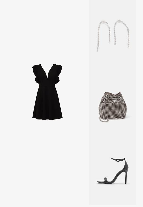 Schwarzes Kleid mit tiefem V-Ausschnitt, kurzen Rüschenärmeln und ausgestelltem Rock. Hergestellt aus einem glatten, leichten Stoff.; Schwarze High Heels Sandalen mit offener Zehe, dünnen Riemen und Knöchelverschluss. Glatte Ledertextur mit spitzem Zehendesign.; Metallisch graue Bucket Bag mit Strassverzierungen, einem Kordelzugverschluss und einem silbernen Kettenriemen. Auf der Vorderseite befindet sich eine Logo-Plakette.; Silberohrringe mit herabhängenden Ketten, die mehrere klare Edelsteine in einem linearen Muster angeordnet haben und einen schimmernden Effekt bieten.