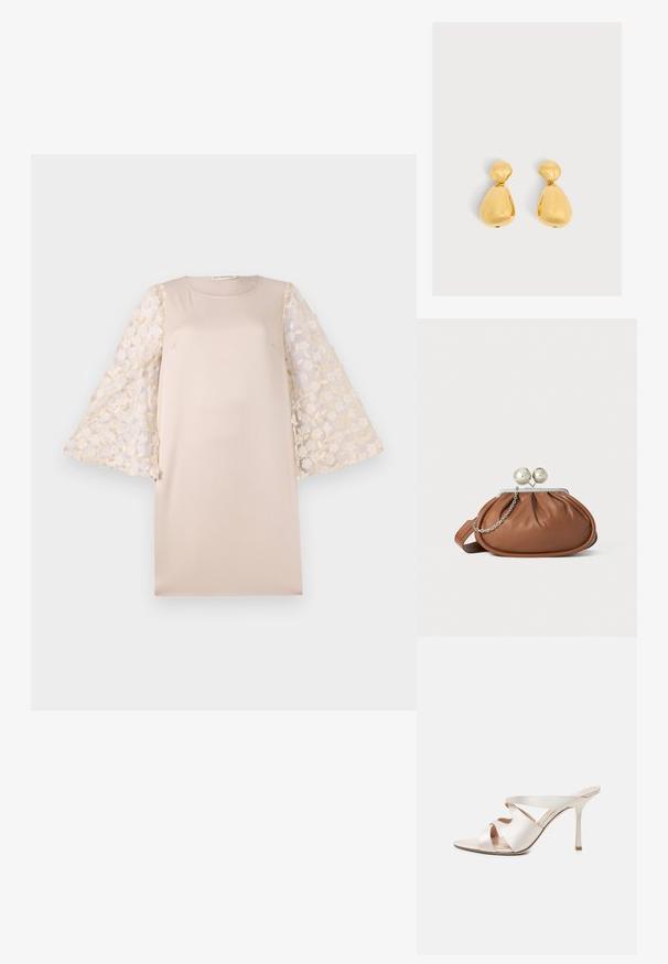 Beige jurk met een rechte silhouet, met doorschijnende mouwen van lichte crème met bloem- borduursel. Het materiaal is soepel en licht van gewicht.; Beige muil met hoge hak, puntige neus, slanke stilettohak en drie brede leren riemen over de voet.; Bruine leren clutch met een zilveren balsluiting en een klein zilveren kettingdetail op een witte achtergrond.; Paar glanzende gouden druppelvormige oorbellen met een kleiner afgerond bovenstuk verbonden met een groter peer-vormig onderstuk.