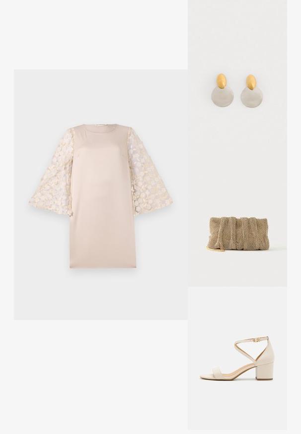 Beiges Kleid mit gerader Silhouette, das durchscheinende, florale bestickte Ärmel in hellem Creme hat. Das Material ist glatt und leicht.; Beige Blockabsatzsandalen mit einem minimalistischen Design, offener Zehenpartie und verstellbarem Knöchelriemen mit einer goldenen Schnallenakzentuierung. Glatte Textur.; Kleine goldene Mesh-Clutch mit gerafftem Design und teilweise sichtbarem goldenen Kettengurt auf einfachem weißem Hintergrund.; Ohrringe aus Gold und Silber mit einer runden Diskusbasis und einem ovalen Oberteil, glatte Textur und polierte Oberfläche.