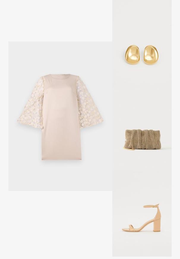Beiges Kleid mit gerader Silhouette, das durchscheinende, florale bestickte Ärmel in hellem Creme hat. Das Material ist glatt und leicht.; Nude Patentleder Pantolette mit Absatz, quadratischer Zehenpartie, Knöchelriemen und einem klobigen Blockabsatz. Glatte Textur und minimalistische Designdetails.; Kleine goldene Mesh-Clutch mit gerafftem Design und teilweise sichtbarem goldenen Kettengurt auf einfachem weißem Hintergrund.; Goldfarbene Ohrstecker mit einer glatten, runden Form und einer reflektierenden Oberfläche, die ein minimalistisches Design ohne sichtbare Muster zeigen.