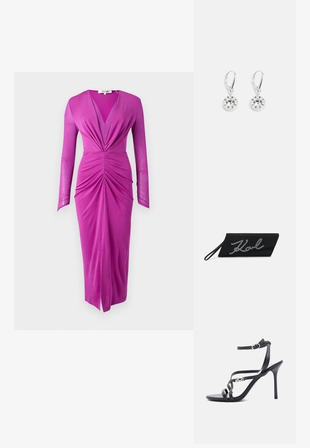 Fuchsia langblijvende jurk met een diepe V-hals, voorzien van geplooide details bij de taille en een knielange split. Glad textuur van de stof.; Zwarte high-heeled sandaal met dunne bandjes, enkelgesp en een metalen logodetail aan het zijbandje, afgebeeld tegen een witte achtergrond.; Zwarte clutch met een gestructureerd oppervlak, voorzien van een zilveren strass handtekeningaccent. Slank ontwerp en polsband voor gemakkelijk gebruik.; Zilverkleurige hangende oorbellen met een cirkelvormig ontwerp met in het midden een heldere kristal en "DKNY" rondom de rand gegraveerd.