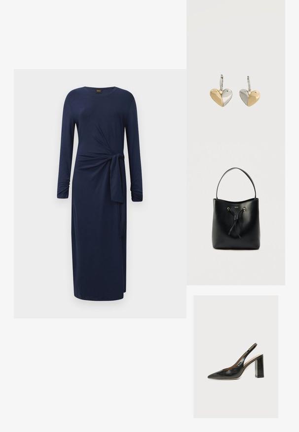Langärmliges, marineblaues Midikleid mit Rundhalsausschnitt, seitlichem Knoten-Detail und geradem Schnitt vor einem weißen Hintergrund.; Schwarzer Leder-Damenslingback-Schuh mit spitzer Zehenpartie und dickem hohem Blockabsatz vor weißem Hintergrund.; Schwarze Leder-Umhängetasche mit glatter Oberfläche, Kordelzugverschluss und einem einzelnen Schulterriemen. Mit goldfarbenen Beschlägen und einem Logo.; Paar herzförmiger Ohrringe mit zweifarbigem Design, eine Hälfte in Gold und die andere in Silber, an silbernen Haken.