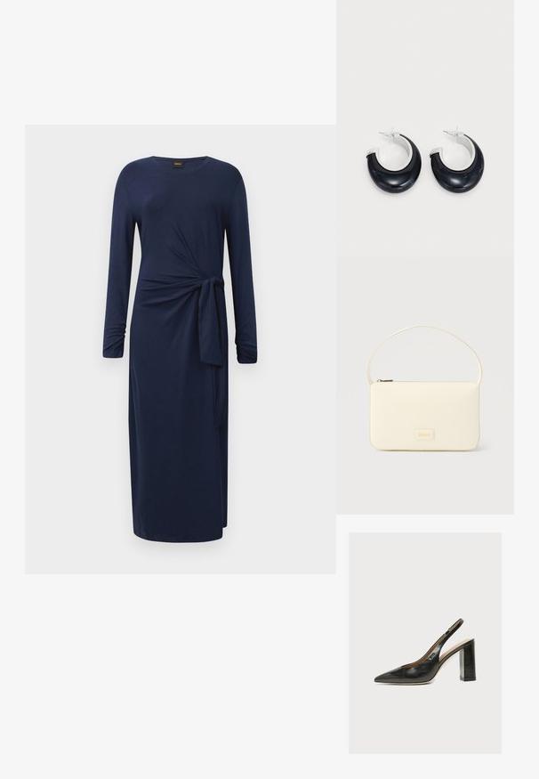 Langärmliges, marineblaues Midikleid mit Rundhalsausschnitt, seitlichem Knoten-Detail und geradem Schnitt vor einem weißen Hintergrund.; Schwarzer Leder-Damenslingback-Pumps mit spitzer Zehenpartie und dickem hohem Blockabsatz auf weißem Hintergrund.; Rechteckige Handtasche in Cremefarbe mit einem einzelnen Trageriemen und Reißverschluss oben, ausgestattet mit einer kleinen, geprägten Logoplakette vorne.; Schwarze Harz-Hoops mit glänzender Oberfläche und silberfarbenen Hardware-Details. Zirkulare Form mit Ausschnitt und Post-Back-Verschluss.