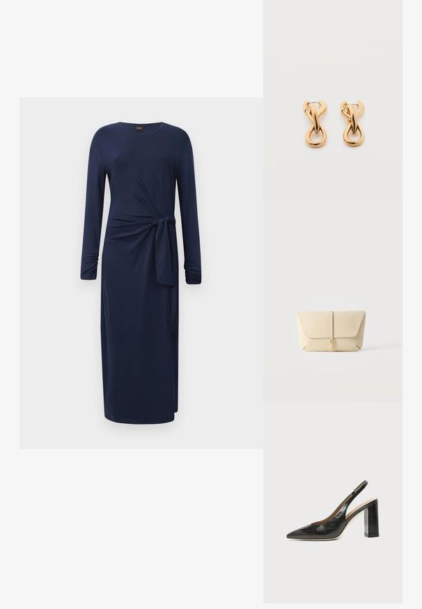 Langärmliges, marineblaues Midikleid mit Rundhalsausschnitt, seitlichem Knoten-Detail und geradem Schnitt vor einem weißen Hintergrund.; Schwarzer Leder-Slingback-Schuh mit spitzer Kappe, hohem Blockabsatz und beigegefüttertem Innenraum vor hellem, einfarbigem Hintergrund.; Beige Leder-Clutch mit einer vorderen Klappe und einem vertikalen Riemenverschluss vor einem schlichten hellen Hintergrund.; Paar glänzende goldfarbene Creolen mit verschlungenem, verdrehtem Design auf schlichten weißem Hintergrund.