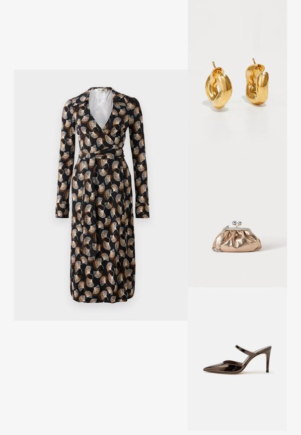 Zwarte wikkeldress met lange mouwen en een bruin-beige waaierbladpatroon, kraaghalslijn en tailleceintuur.; G glanzende donkerbruine mule met spitsen neus en hoge hak met een smalle band over de wreef op een effen witte achtergrond.; Kleine gouden metallic clutch met zilveren sluiting en kettingriem op een effen lichte achtergrond.; Dik gouden creolen met een licht gedraaide, buisvormige ontwerp en een schroefsluiting op een witte achtergrond.