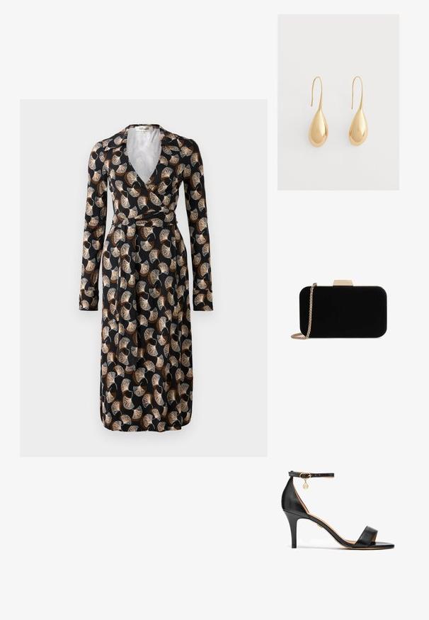 Vestido negro de manga larga con patrón de hojas en forma de abanico en tonos marrón-beige, cuellos tipo polo y cinturón a la cintura.; Sandalia de tacón alto de cuero negro con una sola cinta sobre los dedos, cinta en el tobillo, herrajes dorados y un esbelto tacón de aguja.; Clutch de terciopelo negro con herrajes en tono dorado, de forma rectangular y con correa de cadena, que presenta una textura suave y sin patrones visibles.; Par de pendientes colgantes dorados en forma de lágrima brillante sobre un fondo liso gris claro.