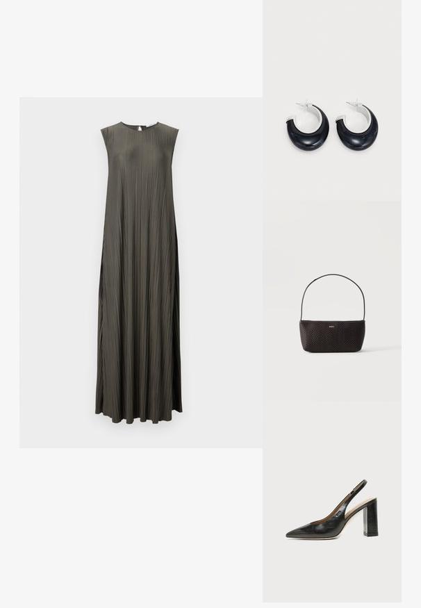 Lang, ærmeløs kjole i mørk olivengrøn med en plisseret design, rund halsudskæring og nøglehulldetalje på ryggen. Glat tekstur.; Sort læder peep-toe slingback sko med høj blokhæl og beige indvendig foring mod en ensfarvet lys baggrund.; Sort vævet tekstureret håndtaske med enkelt skulderrem og lille guld "BOSS" logo foran i midten.; Sorte harpiks hoops øreringe med en skinnende overflade og silvertone hardware detaljer. Cirkulær form med en udskæring og stift-bagside lukning.