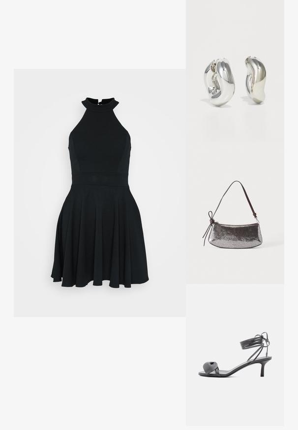 Schwarzes ärmelloses Kleid mit hohem Kragen, tailliertem Oberteil und ausgestellt Rock. Hergestellt aus einem glatten, elastischen Stoff mit einem klaren Design.; Graue Leder-Pumps mit Absatz, verknotetem Riemen über den Zehen und Wickelriemen um den Knöchel auf schlankem, mittelhohem Absatz vor weißem Hintergrund.; Kleine metallische silberne Handtasche mit strukturierter Oberfläche, kurzem dunkelbraunem Riemen und dekorativer gebundener Schleife auf einer Seite.; Silberne skulpturale Ohrringe mit glatten, geschwungenen Formen und reflektierenden Oberflächen. Sie verfügen über ein geschlossenes Ringdesign und eine ausgeprägte organische Form.