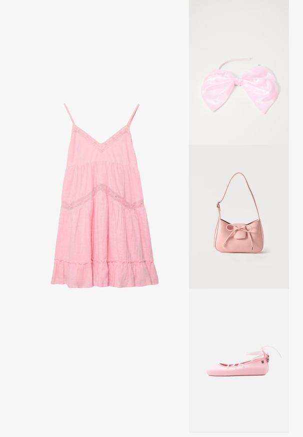Robe d'été rose sans manches avec fines bretelles, bordure en dentelle le long du décolleté en V et de la taille, et ourlet à volants.; Ballerine rose pâle avec lacets blancs, bride de cheville à fermeture nouée et tirette argentée sur fond blanc uni.; Petit sac bandoulière rose pastel avec sangle réglable et détail nœud à l'avant avec extrémités dorées sur un fond uni.; Accessoire capillaire rose et brillant en forme de grand nœud, avec une texture lisse et une fine sangle pour le maintenir en place.