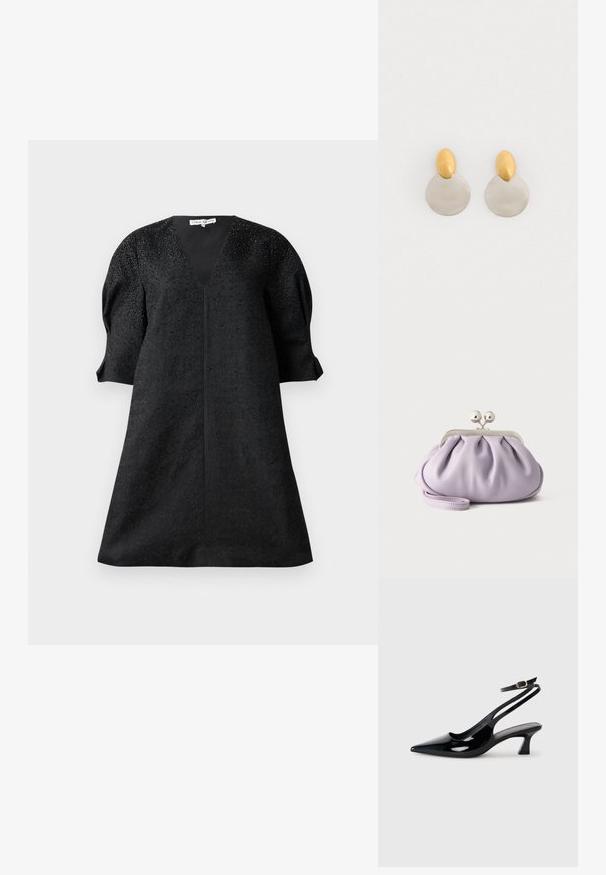 Robe noire avec un décolleté en V, des manches courtes bouffantes et un tissu texturé comportant de petites décorations pour le détail.; Escarpins à brides arrière en cuir verni noir, à bout pointu, avec un petit talon carré et une sangle de cheville ajustable dotée d'une boucle dorée.; Pochette lavande douce avec tissu froncé, fermoir kiss-lock argenté et bracelet assorti sur un fond clair uni.; Boucles d'oreilles en métal doré et argenté avec une base en disque rond et une pièce supérieure ovale, texture lisse et finition polie.