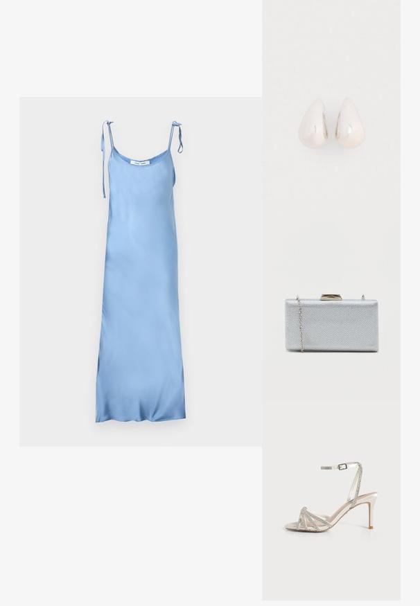Robe nuisette en satin bleu clair avec des bretelles réglables à nouer sur les épaules, un décolleté en auge et une silhouette longue et droite.; Sandale argentée à talons hauts avec fines brides ornées de strass et boucle à la cheville sur fond blanc.; Clutch rectangulaire en argent fabriqué en tissu métallique texturé, avec une fermeture à fermoir et une chaîne amovible pour le transport.; Boucles d'oreilles en métal argenté en forme de goutte, avec une surface lisse et réfléchissante, présentant un design sans couture et sans embellissements visibles.