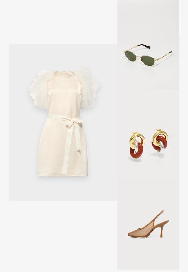 Kurzes cremefarbenes Kleid mit gerafften, durchsichtigen Tüllärmeln. Verfügt über ein satinartiges Finish und einen Taillengurt, der die taillierte Silhouette ergänzt.; Braune Mesh Slingback-Pumps mit spitzer Spitze, mittelhohem Stilettoabsatz und goldenem Schnallenriemen auf weißem Hintergrund.; Goldfarbene Sonnenbrille mit ovalen grünen Gläsern. Schlanke Bügel mit einem braunen Schildpatt-Finish, die dekorative Akzente in der Nähe der Scharniere aufweisen.; Ohrringe aus Gold und Silber mit ineinander verschlungenen Schlaufen. Eine Schlaufe hat ein glänzendes rotes Finish und eine polierte Oberfläche.