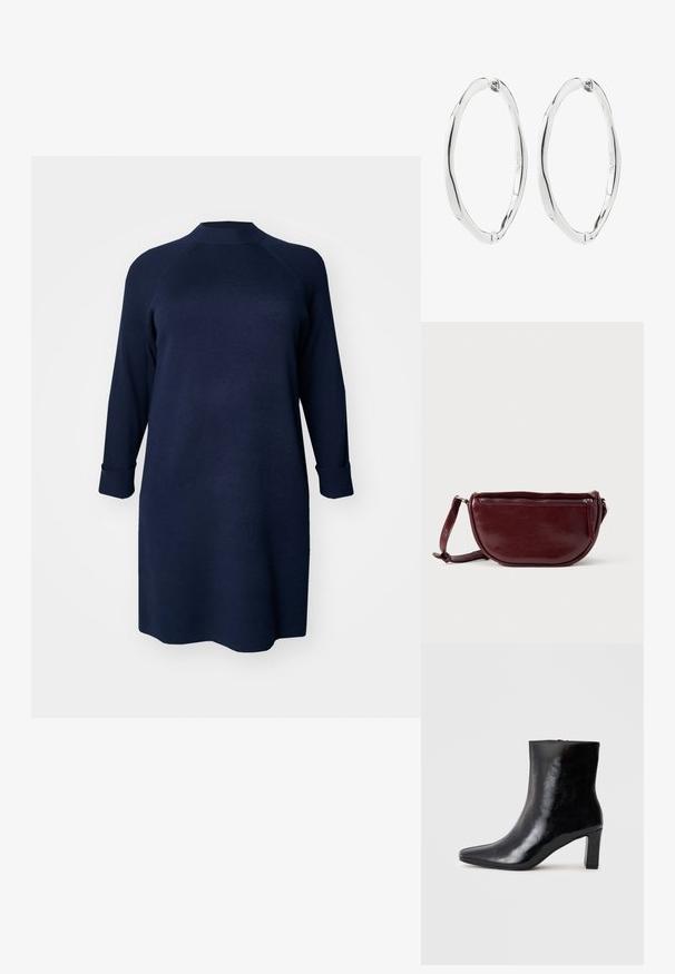 Vero Moda Curve Knitted VMCGOLD Short - Strikkjoler - navy blazer; Sorte ankelstøvler lavet af blank læder, med spidse tæer og en mellemstor blokhæl, med en glat tekstur og et enkelt design.; Vinrød læderhåndtaske med halvmåneform, lynlås og aftagelig rem. Glat tekstur med en subtil glans.; Par polerede sølv snoede ovale hoopøreringe med hængslede låse, vist mod hvid baggrund.