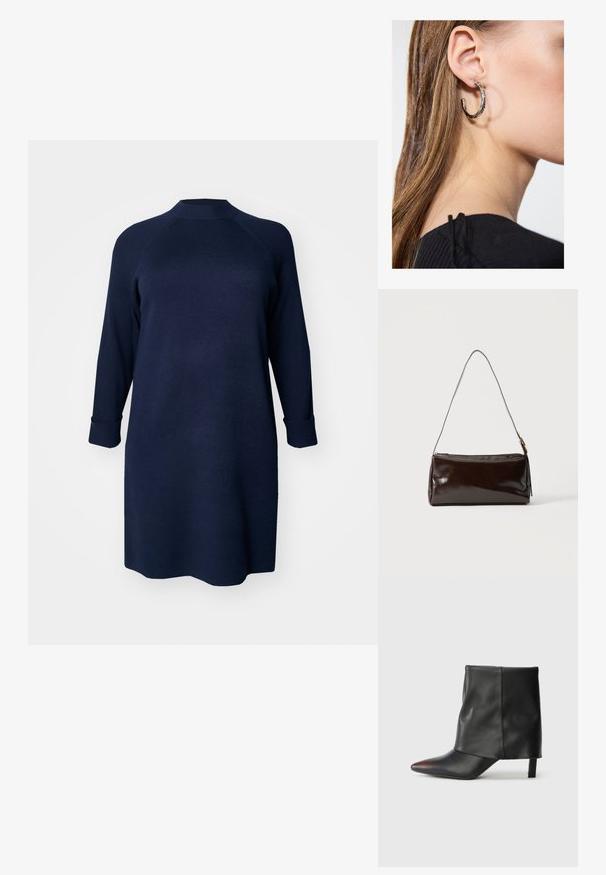 Vero Moda Curve Knitted VMCGOLD Short - Strickkleid - navy blazer; Schwarzer Knöchelstiefel aus glattem Leder mit spitzer Zehenpartie und schmalem Absatz. Das Obermaterial zeichnet sich durch ein leicht gerafftes Design aus.; Dunkelbraune rechteckige Lederschultertasche mit einem einzelnen dünnen Riemen und goldfarbener Schnalle vor einfarbigem Hintergrund.; Silberne Creolen mit polierter Oberfläche, die kleine goldene Akzentdetails und eine runde Form aufweisen, am Ohrläppchen getragen.