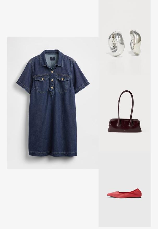 Robe chemise en denim bleu foncé avec manches courtes, deux poches poitrine, patte de boutonnage à cinq boutons et texture subtilement délavée.; Filippa K REY FLATS - Ballerines - bright red; Sac à main en cuir brun foncé brillant avec de longues anses fines et une base rectangulaire structurée sur un fond clair uni.; Boucles d'oreilles sculpturales en argent avec des formes douces et courbes et des surfaces réfléchissantes. Présentent un design de boucle fermée et une forme organique distincte.