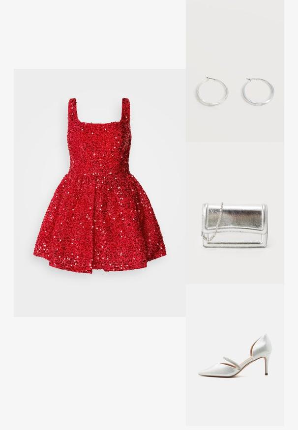 Robe rouge à paillettes avec un décolleté carré, sans manches, corsage ajusté et jupe évasée. Texture scintillante partout.; Escarpin argenté à bout pointu avec un petit talon aiguille et une fine bride ornée de strass sur le dessus du pied.; Pochette métallique argentée avec une texture lisse, fermeture rabat et une bandoulière en chaîne. Présente un design rectangulaire structuré et des accents cousus.; Boucles d’oreilles créoles en métal argenté avec une surface lisse légèrement incurvée et des fermoirs à clapet sur un fond blanc uni.