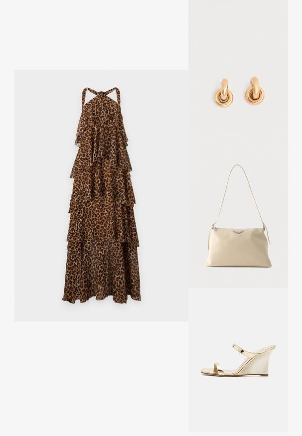 Maxikleid mit Leopardenmuster, gestuft, mit Halterneck-Trägern und geschichteten, fließenden Stoffen.; Glänzende goldene Keilsandale mit zwei dünnen Riemen über dem Fuß und einem gebogenen Absatz, seitlich auf weißem Hintergrund dargestellt.; Cremefarbene Leder-Umhängetasche mit silbernem geflügeltem Emblem und dünnem Riemen vor einfachem Hintergrund.; Paar glänzende goldene Creolen mit dicken runden Gliedern auf schlichtem hellgrauem Hintergrund.