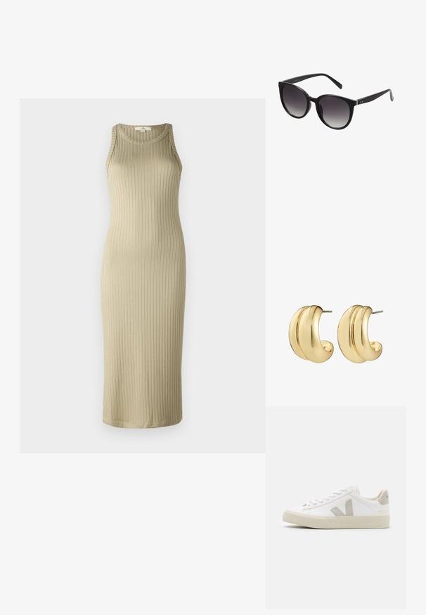 Ribbet, beige midi kjole med en tætsiddende silhuet, ærmeløs design og rund halsudskæring; lavet af blødt, strækbart materiale.; Hvide sneakers lavet af læder med grå V-logo detaljer, struktureret gummisål, hvide snørebånd samt polstret tunge og krave.; Sorte katteøje-solbriller med gradientlinser, plastikramme, glat overflade og sølvdetaljer på stængerne.; Et par skinnende guldfarvede, brede hoop øreringe med et glat, buet, let snoet design og bagside med postlukninger.