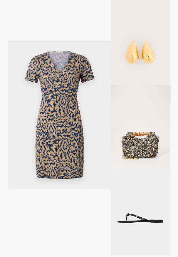 Korte mouwen jurk in beige met een blauw abstract patroon, met een V-hals en een aansluitende taille. Gemaakt van lichtgewicht stof.; Zwarte platte teensandaal met meerdere dunne bandjes en een kleine gouden druppelvormige decoratie op het voorste bandje.; Geweven tas met een gestructureerd zwart-en-crème patroon, bamboe handvat en een afneembare gouden kettingriem. Compacte rechthoekige vorm.; Gouden druppelvormige oorbellen met een gladde, gepolijste oppervlakte en ronde onderkanten, die het licht weerkaatsen met een glanzende afwerking.
