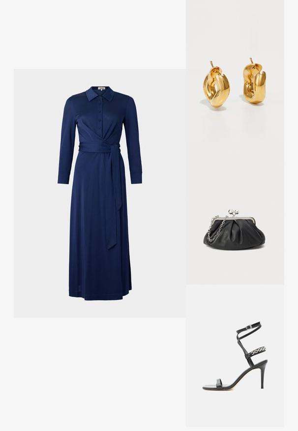 Dunkelblaues Kleid mit Kragen, langen Ärmeln, durchgehender Knopfleiste und Taillengürtel. Hat ein Wickeldesign und eine glatte Textur. Die Länge reicht bis zur Mitte der Wade.; Schwarze Sandalette mit hohem Absatz, schlankem Knöchelriemen, Mittelriemen verziert mit silbernen Kettengliedern und offenem Zehendesign.; Schwarze Leder-Clutch mit geraffter Textur, silberfarbener Metallrahmen, Druckverschluss und Kettenriemen. Glatte, weiche Oberfläche.; Fette goldene Creolen mit einem leicht verdrehten, röhrenförmigen Design und Steckverschlüssen auf einem weißen Hintergrund.