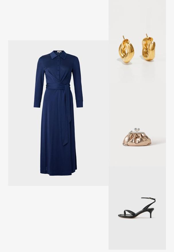 Robe bleu marine avec un col, des manches longues, un devant boutonné et une ceinture à la taille. Présente un design enveloppant et une texture lisse. Sa longueur atteint le mollet.; Sandale pour femme en cuir noir avec fines lanières, une boucle d'orteil, une boucle à la cheville et un talon aiguille de hauteur moyenne sur un fond neutre.; Petit sac pochette métallique dorée avec fermoir argenté et chaîne sur un fond clair uni.; Boucles d'oreilles créoles en or massif avec un design tubulaire légèrement tordu et des fermoirs à tige sur un fond blanc.