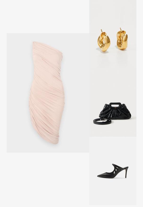 Rynket skulderløs kjole i lys pink stof, med en tætsiddende silhuet, glat tekstur og asymmetrisk design med samlet detalje på den ene side.; Sorte læder højhælede mules med spids tå, udskåret sideskærm og glat tekstur. Stiletthæl og subtil syning.; Lille sort læderhåndtaske med rynket tekstur, rektangulært håndtag og aftagelig tynd skulderrem placeret ved siden af.; Chunky guld hoop øreringe med et let snoet, rørformet design og postsystem bagpå, på en hvid baggrund.