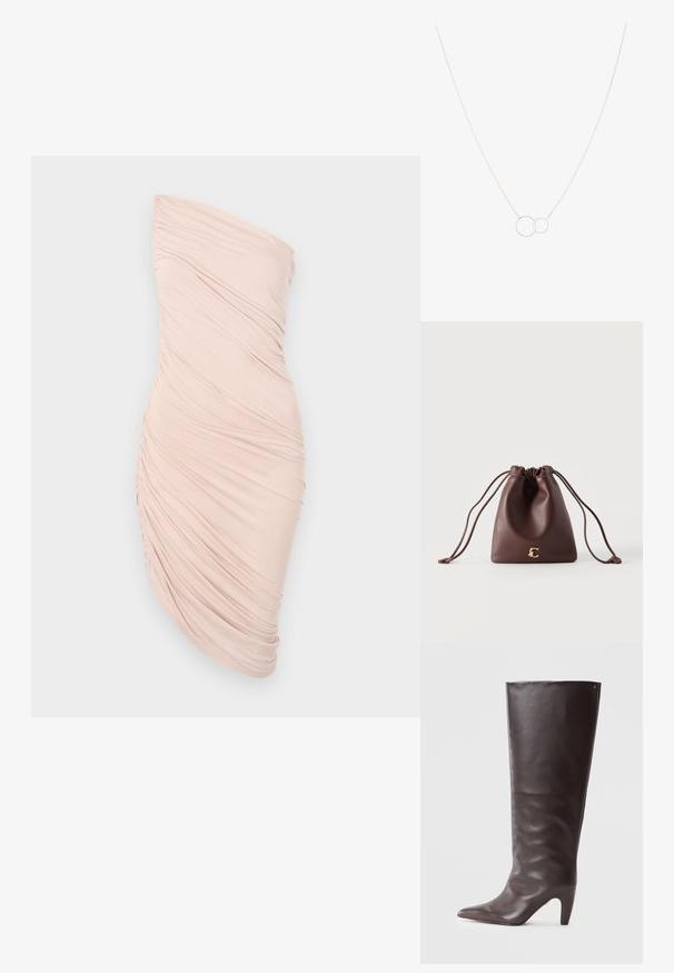 Robe bustier froncée en tissu rose pâle, avec une silhouette ajustée, une texture lisse et un design asymétrique avec des détails froncés sur un côté.; Botte en cuir marron, montante jusqu'au genou, avec un bout pointu et un talon moyen, présentant une texture lisse et un design minimaliste.; Collier en argent composé de deux cercles entrelacés, l'un plus grand et l'autre plus petit, sur une fine chaîne. Texture lisse avec un design minimaliste.; Petit sac à cordon en cuir brun avec des longues fines bretelles et un petit emblème doré en forme de lettre C au centre en bas.