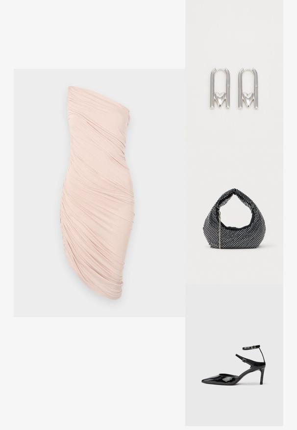 Rynket skulderløs kjole i lys pink stof, med en tætsiddende silhuet, glat tekstur og asymmetrisk design med samlet detalje på den ene side.; Sorte laklæderhæle med spids tå, justerbare ankelstropper og en slank hæl. Glat tekstur med en skinnende finish.; Sort mesh håndtaske prydet med sølvnitter, udstyret med et buet håndtag og en kædetraspe. Blød tekstur med en rund form.; Sølv metal øreringe med en U-form og en hjerteaccent ved bunden, glat tekstur og en poleret overflade.