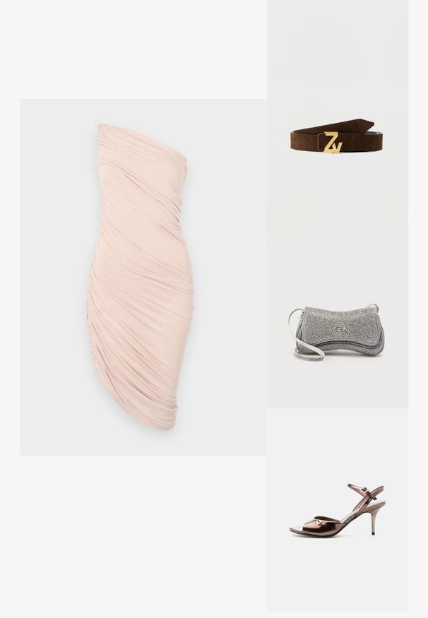 Rynket skulderløs kjole i lys pink stof, med en tætsiddende silhuet, glat tekstur og asymmetrisk design med samlet detalje på den ene side.; Bronze metallic åben tå højhælet sandal med ankelrem og lille guldfarvet hjerteudsmykning på siden.; Sølv clutch-taske lavet af tekstureret materiale, med et buet design, en tynd hvid rem og en metal logo-detalje foran.; Brunt ruskindsbælte med spænde i gyldent "Z"-design. Bæltet er slankt med en glat tekstur og spids ende, velegnet til forskellige stilarter.