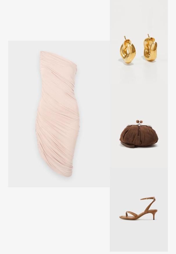 Robe bustier froncée en tissu rose pâle, avec une silhouette ajustée, une texture lisse et un design asymétrique avec des détails froncés sur un côté.; Sandale en cuir marron avec lanières, talon bas en forme de petit escarpin et bride à la cheville avec une petite boucle, vue de côté sur un fond uni.; Petit sac poignet en daim marron doux avec cadre en métal argenté et boules rondes marron de fermeture sur fond clair uni.; Boucles d'oreilles créoles en or massif avec un design tubulaire légèrement tordu et des fermoirs à tige sur un fond blanc.