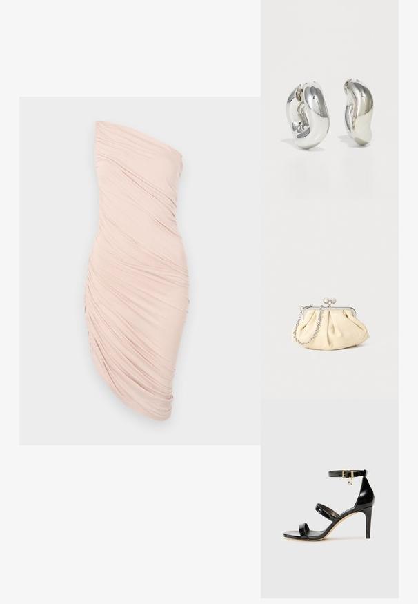 Rynket skulderløs kjole i lys pink stof, med en tætsiddende silhuet, glat tekstur og asymmetrisk design med samlet detalje på den ene side.; Sorte patenterede lædersandaler med tre stropper, ankelspænde og 10 cm stiletthæl. Har detaljer i guld og et logo charms.; Plisseret beige læderclutch med en sølvmetalramme, der har to runde dekorative låse og en sølvkædetrasporte.; Sølvskulpturelle øreringe med glatte, buede former og reflekterende overflader. Har et lukket hoop-design og en markant organisk form.