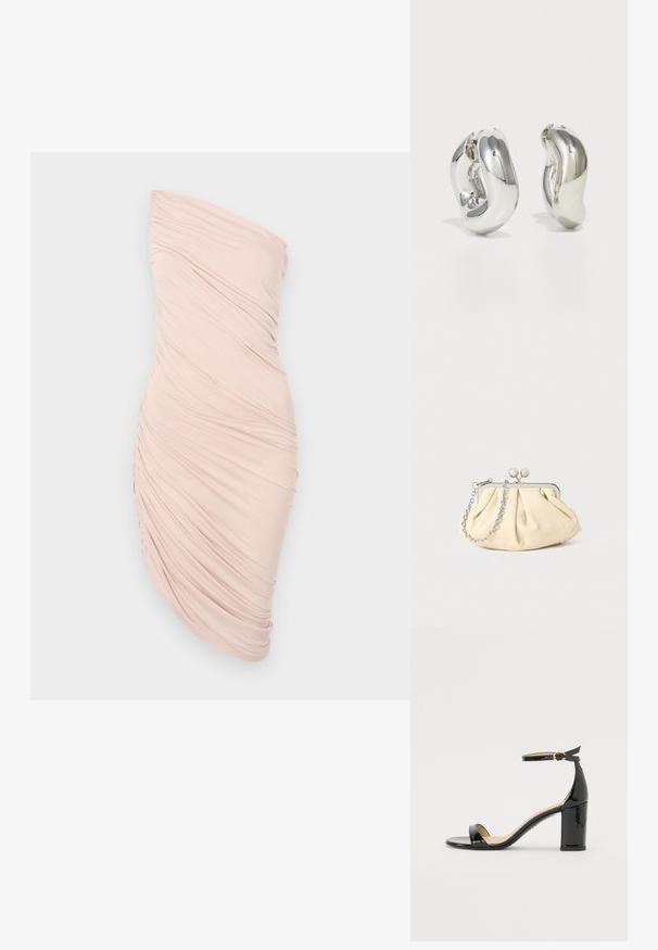 Rynket skulderløs kjole i lys pink stof, med en tætsiddende silhuet, glat tekstur og asymmetrisk design med samlet detalje på den ene side.; Sort laklæder højhælet sandal med ankelrem og guldlås, åben tå og blokhæl på hvid baggrund.; Plisseret beige læderclutch med en sølvmetalramme, der har to runde dekorative låse og en sølvkædetrasporte.; Sølvskulpturelle øreringe med glatte, buede former og reflekterende overflader. Har et lukket hoop-design og en markant organisk form.