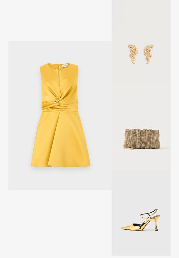 Robe sans manches en satin jaune avec un détail torsadé à l'avant, rassemblé par un anneau doré à la taille, et une jupe évasée.; Chaussure à talon aiguille dorée en métal, avec un bout pointu, un côté ouvert, des brides croisées à la cheville et un talon de forme unique.; Petit sac pochette en maille dorée avec un design froncé et une bandoulière chaîne dorée partiellement visible sur un fond blanc uni.; Boucles d'oreilles en forme de serpent ton or ornées de petits cristaux clairs sur un fond clair uni.
