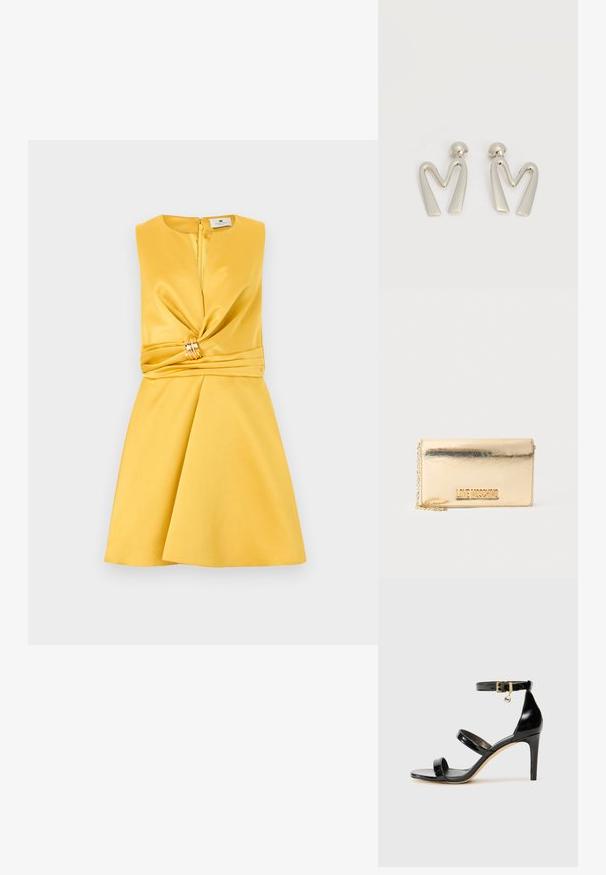 Robe sans manches en satin jaune avec un détail torsadé à l'avant, rassemblé par un anneau doré à la taille, et une jupe évasée.; Sandale en cuir verni noir avec trois brides, boucle de cheville et talon aiguille de 10 cm. Présente un détail en métal doré et un charm logo.; Pochette rectangulaire métallique dorée avec bandoulière chaîne et logo "LOVE MOSCHINO" sur le rabat avant.; Paire de boucles d'oreilles en métal argenté en forme de lettre M angulaire avec des tiges arrondies sur fond blanc.