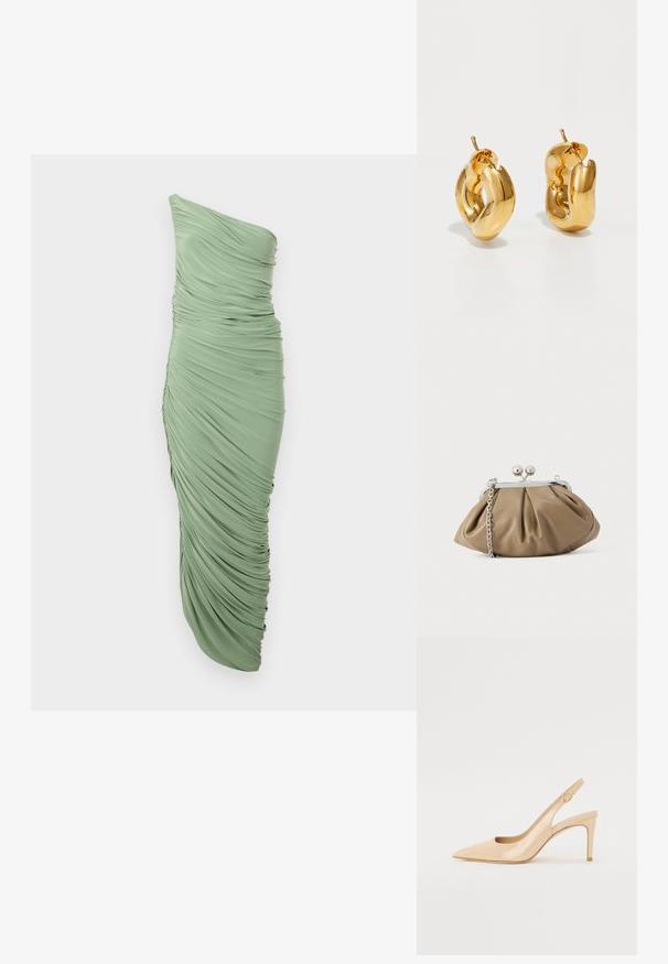 Mäto zelená jednoramenná šaty s nariasenou textúrou, priliehavým strihom a asymetrickým lemom. Hladká, elastická tkanina.; Nude patent leather slingback topánky na vysokom podpätku s špicatou špičkou, otvorenou špičkou a tenkým stiletto podpätkom. Obsahuje kruhový zlatý akcent na popruhu.; Kožené psaníčko v jemnej béžovej farbe s oblým tvarom, skladanou textúrou, strieborným zapínaním typu kiss-lock a odnímateľným reťazovým remienkom.; Masívne zlaté kruhové náušnice s jemne skrúteným, rúrkovým dizajnom a uzávermi na zadnej strane na bielom pozadí.