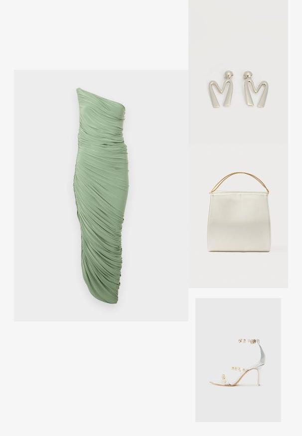 Muntgroene, een-schouder jurk met gerimpelde textuur, aansluitend ontwerp en asymmetrische zoom. Soepele, rekbare stof.; Duidelijke hiel sandaal met transparante banden versierd met gouden studs, slanke hak en open teen ontwerp met een gladde, glanzende afwerking.; Gestructureerde handtas met satijnen afwerking, crèmekleurig, met een schouderriem van ketting. Kenmerkt zich door een vlakke, gladde textuur en nette naden.; Paar zilverkleurige metalen oorbellen in de vorm van een hoekige letter M met afgeronde stekers op een witte achtergrond.