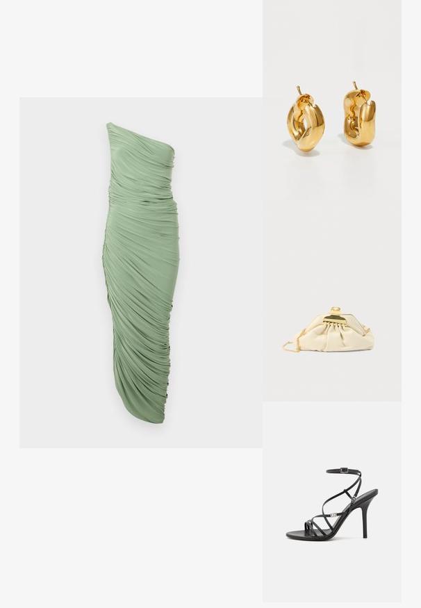 Mintgrünes, einseitiges Kleid mit geraffter Textur, figurbetontem Design und asymmetrischem Saum. Glattes, elastisches Material.; Schwarze High-Heel-Sandale mit dünnen Riemen, einem Knöchelverschluss, einer glatten Lederoberfläche und einem schlanken Stiletto-Absatz.; Cremefarbene Clutch aus weichem Material mit einem goldfarbenen Verschluss und einer Kettenriemen, mit gerafftem Design am Körper.; Fette goldene Creolen mit einem leicht verdrehten, röhrenförmigen Design und Steckverschlüssen auf einem weißen Hintergrund.