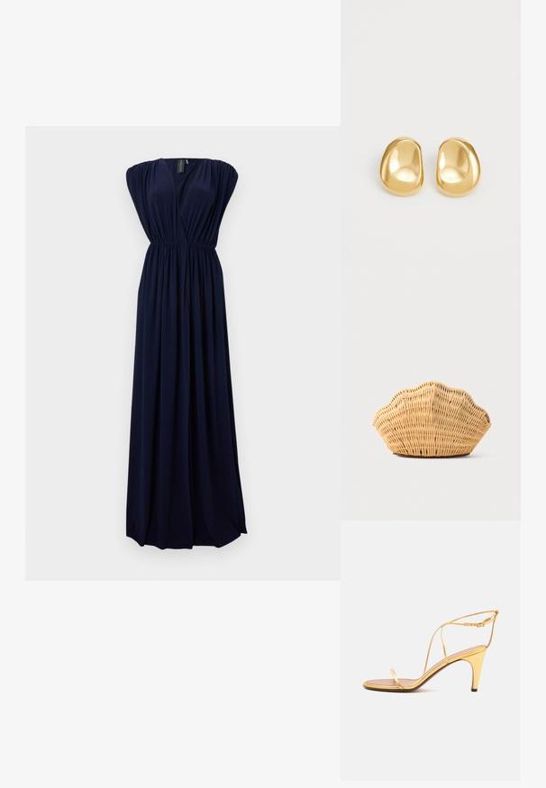 Robe maxi bleu marine en tissu fluide, avec un décolleté en V profond, des épaules froncées et une taille élastique pour marquer la silhouette.; Sandale à talons hauts dorée avec fines lanières et une fine boucle à la cheville sur un fond gris clair.; Sac à main en rotin tissé en forme de coquille Saint-Jacques de couleur brun clair naturel avec des bords arrondis et texturés.; Boucles d'oreilles en forme de clou de couleur or, avec une forme lisse et arrondie et une surface réfléchissante, mettant en avant un design minimaliste sans motifs visibles.