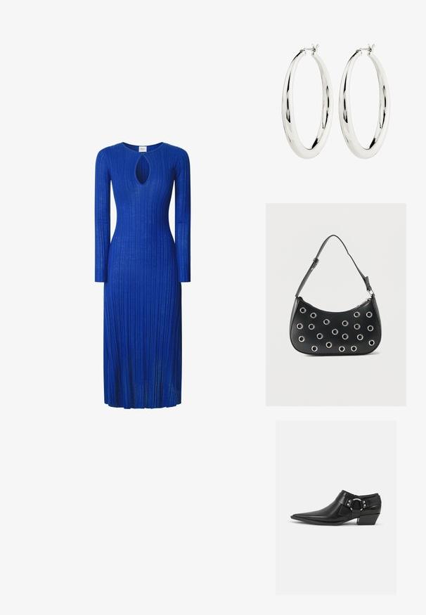 Langärmliges, geripptes Kleid aus blauer Stoff, das einen Ausschnitt in Form eines Schlüssellochs am Halsausschnitt und eine figurbetonte Silhouette bis zur Mitte der Wade aufweist.; Schwarze Leder-Ankle-Boots mit spitzem Zeh, ausgestattet mit einem vorderen Leder-Riemen und einem silbernen Schnallendetail sowie einem niedrigen Blockabsatz.; Schwarze Lederschultertasche mit verstellbarem Riemen, ausgestattet mit silbernen Metallösenverzierungen und einem Reißverschluss an der Oberseite.; Silberne Creolen mit einer glatten, reflektierenden Oberfläche. Runde, große Form mit einem sicheren Verschluss an der Oberseite. Polierte Oberfläche betont den Glanz.