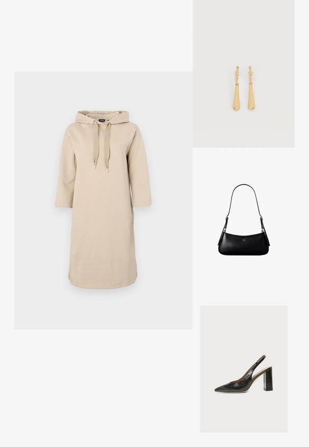 Beige jurk met capuchon, met een relaxte pasvorm, driekwartmouwen en aantrekknoopjes. Kenmerkt zijsplitten en geborduurd logo op de borst.; Zwarte leren damesslingback met spitse neus en dikke hoge blokhak tegen witte achtergrond.; Zwarte leren mini schoudertas met een dun riempje en klein goudkleurig CK-logo aan de voorkant in het midden.; Oorbellen in goudkleur met glanzende, langgerekte druppelvormige hangers die aan kleine oorringen hangen, op een witte achtergrond.