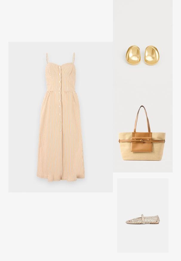 Robe à bretelles en orange clair et blanc avec des rayures verticales, présentant un corsage ajusté, une fermeture à boutons et une jupe midi évasée.; Chaussure plate tissée beige avec bout pointu et bride réglable à boucle, présentant un design en treillis ouvert et un talon bas.; Grand sac fourre-tout tissé beige avec deux poignées en cuir marron, une pochette avant en cuir et une sangle horizontale en cuir avec un détail en nœud.; Boucles d'oreilles en forme de clou de couleur or, avec une forme lisse et arrondie et une surface réfléchissante, mettant en avant un design minimaliste sans motifs visibles.